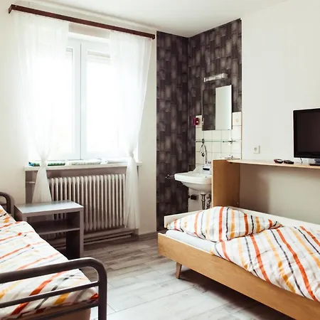 Monteurzimmer Linde 招待所 *