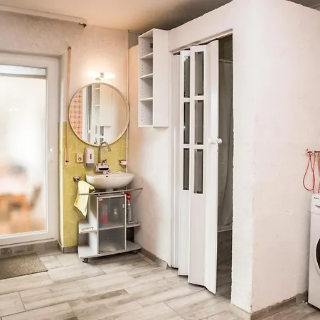 Monteurzimmer Linde 招待所 *